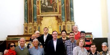 Prieto comprueba con satisfacción la finalización de la restauración del retablo mayor de la iglesia de Portalrubio de Guadamejud