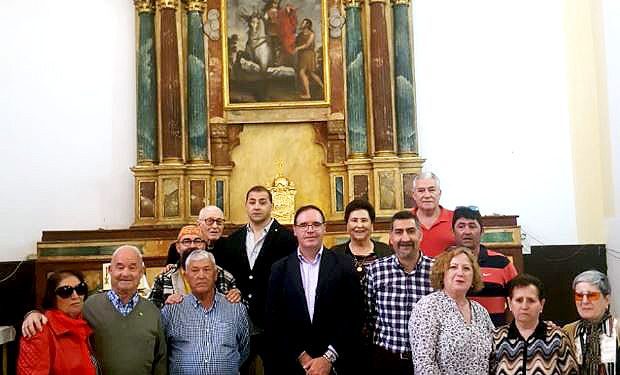 Prieto comprueba con satisfacción la finalización de la restauración del retablo mayor de la iglesia de Portalrubio de Guadamejud