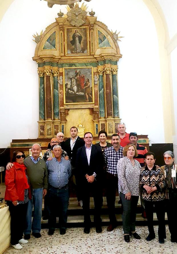 Prieto comprueba con satisfacción la finalización de la restauración del retablo mayor de la iglesia de Portalrubio de Guadamejud