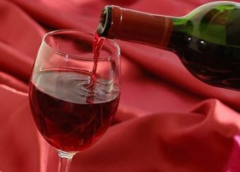 Una investigación de la UCLM apunta a que el resveratrol, un polifenol presente en el vino tinto, podría actuar como protector en la enfermedad de Alzheimer