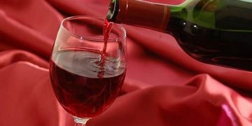 Una investigación de la UCLM apunta a que el resveratrol, un polifenol presente en el vino tinto, podría actuar como protector en la enfermedad de Alzheimer