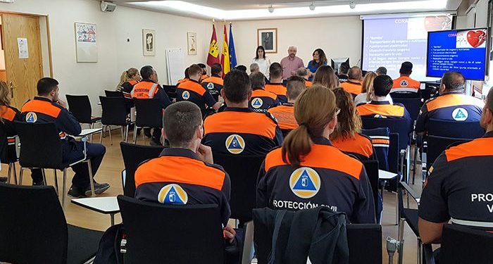 Una veintena de voluntarios de Protección Civil de la región reciben formación en intervenciones con personas con discapacidad