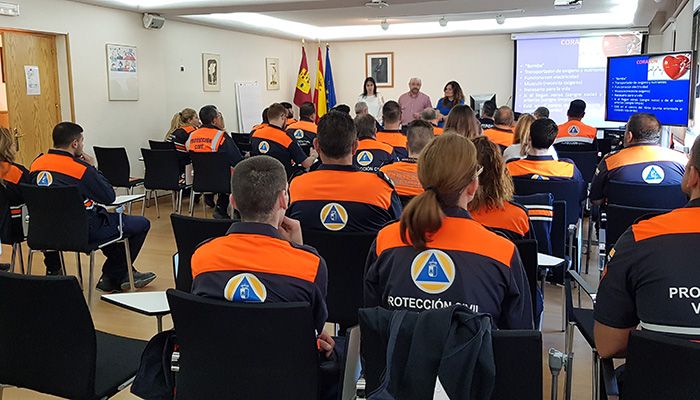 Una veintena de voluntarios de Protección Civil de la región reciben formación en intervenciones con personas con discapacidad