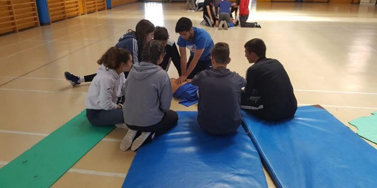 Cerca de 18.000 escolares y 1.700 docentes han participado este curso en prácticas de reanimación cardiopulmonar en sus centros Cerca de 18.000 escolares y 1.700 docentes han participado este curso en prácticas de reanimación cardiopulmonar en sus centros