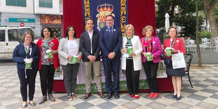 Diputación de Cuenca colabora un año más con la AECC instalando una mesa petitoria en la cuestación anual contra el cáncer