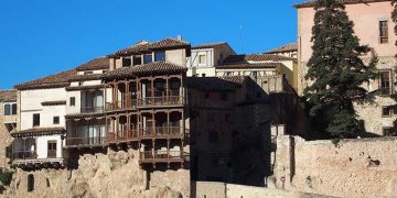 El Ayuntamiento de Cuenca conmemora el Día Mundial del Refugiado iluminando de azul las Casas Colgadas