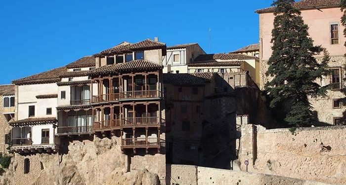 El Ayuntamiento de Cuenca conmemora el Día Mundial del Refugiado iluminando de azul las Casas Colgadas