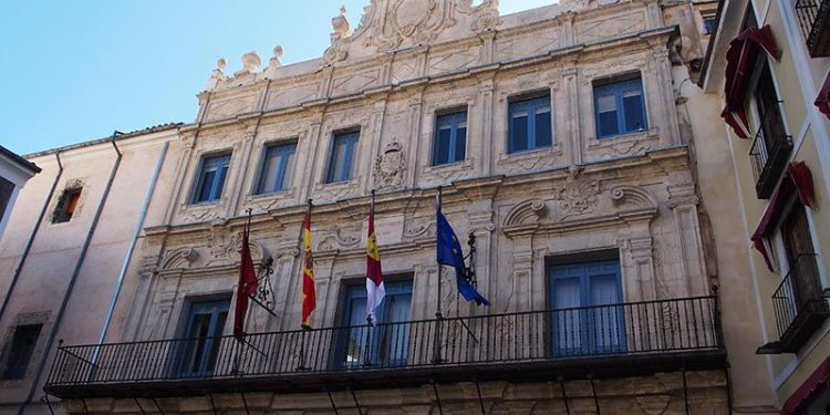 El documental sobre la restauración de las fachadas del Ayuntamiento de Cuenca se estrena este martes en el Centro Aguirre El documental sobre la restauración de las fachadas del Ayuntamiento de Cuenca se estrena este martes en el Centro Aguirre