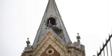 El fuerte viento desprende una de las ventanas del chapitel de la iglesia de El Salvador