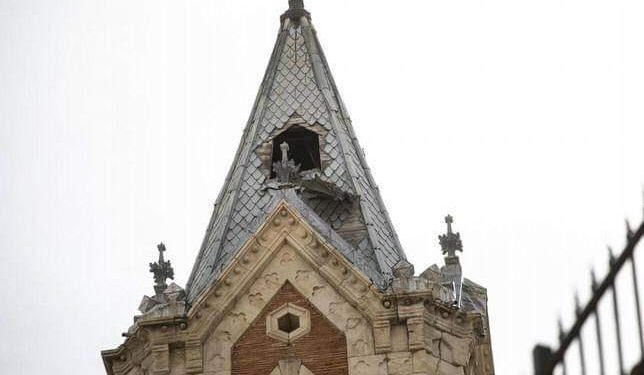 El fuerte viento desprende una de las ventanas del chapitel de la iglesia de El Salvador
