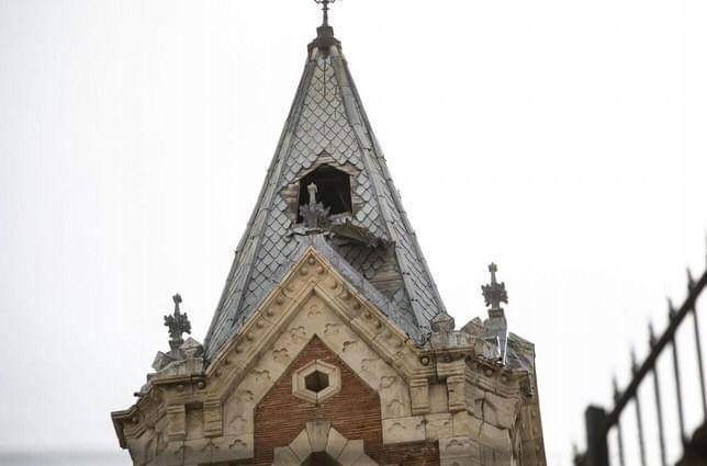 El fuerte viento desprende una de las ventanas del chapitel de la iglesia de El Salvador