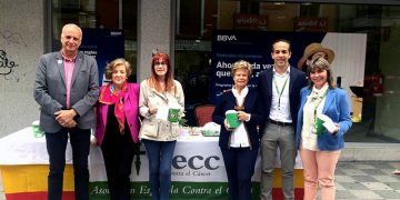 La Subdelegación del Gobierno en Cuenca colabora en la cuestación anual contra el cáncer instalando una mesa petitoria