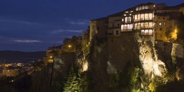 Las Casas Colgadas se iluminan de verde este viernes con motivo del Día Mundial de la ELA