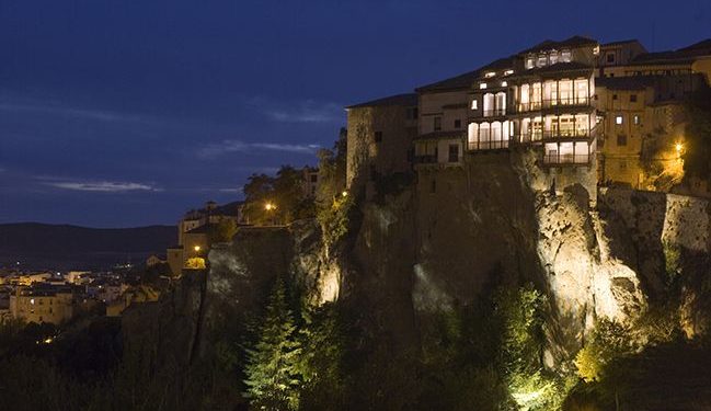 Las Casas Colgadas se iluminan de verde este viernes con motivo del Día Mundial de la ELA