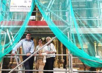 Prieto comprueba el estado de los trabajos de restauración del Retablo Mayor de la Asunción de Gascueña