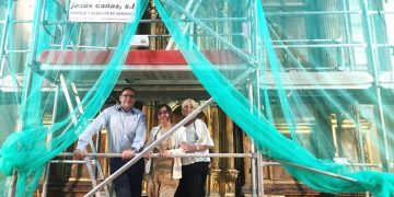 Prieto comprueba el estado de los trabajos de restauración del Retablo Mayor de la Asunción de Gascueña