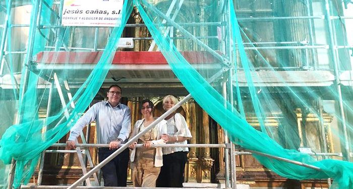 Prieto comprueba el estado de los trabajos de restauración del Retablo Mayor de la Asunción de Gascueña