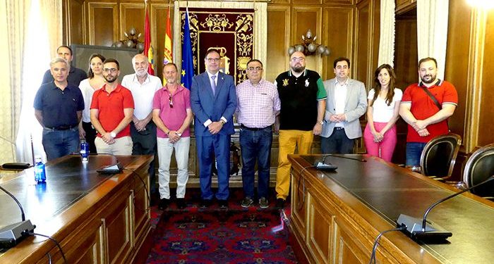 Prieto conoce de primera mano los estudios de investigación becados con 80.000 euros por la Diputación de Cuenca