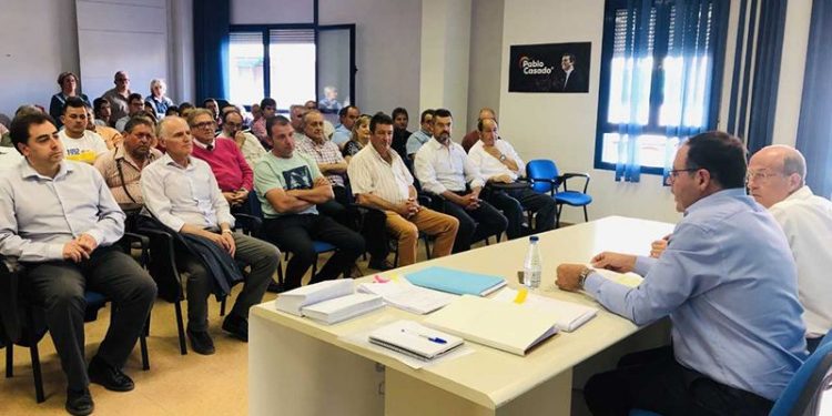 Prieto pide a los alcaldes del PP que sirvan a sus pueblos y que contribuyan “a generar un proyecto de provincia”