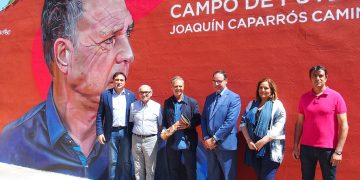 Un emocionado Joaquín Caparrós recibe el homenaje de Cuenca en el Campo de Fútbol que ya lleva su nombre