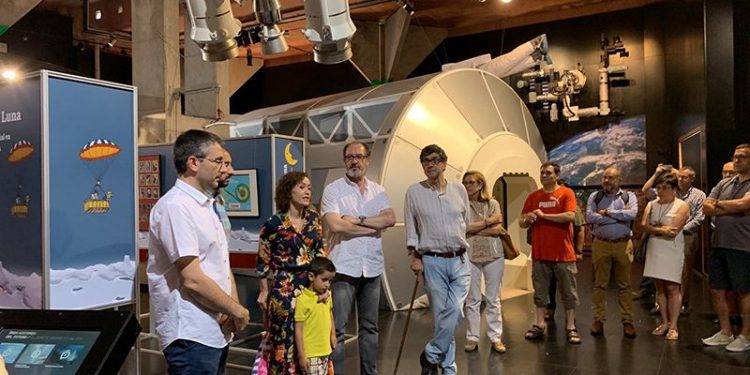 50 años con los pies (infantiles) en la Luna