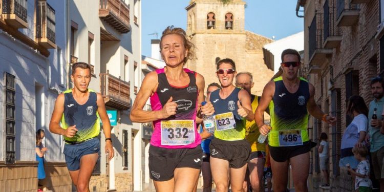 Mª Ángeles Magán y Alfonso Expósito ganan la carrera popular de Villanueva de la jara.