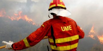Un total de 65 medios y 361 personas luchan aún contra el fuego en Barchín del Hoyo