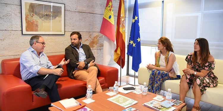 El Gobierno regional y Puy du Fou avanzan en un protocolo con ventajas de acceso para los colectivos sociales al espectáculo del parque temático