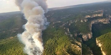 Espectacular despliegue para luchar contra el fuego en la Herrería de Santa Cristina