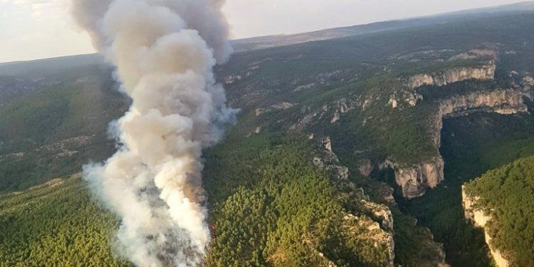 Espectacular despliegue para luchar contra el fuego en la Herrería de Santa Cristina