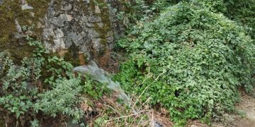 El Servicio Municipal de Aguas del Ayuntamiento de Cuenca repara una aparatosa avería en el paseo del Júcar