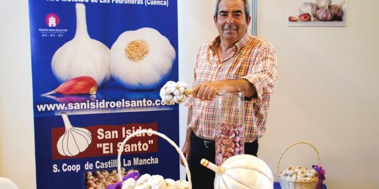 La mayor cooperativa de ajos del mundo denuncia que el impago de la Junta de las subvenciones europeas a los agricultores pone en dificultades al sector del ajo