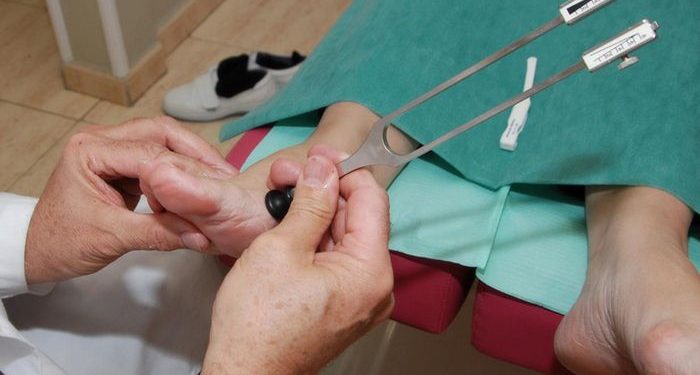 La Junta financia casi 73.000 servicios de podología itinerante para personas mayores