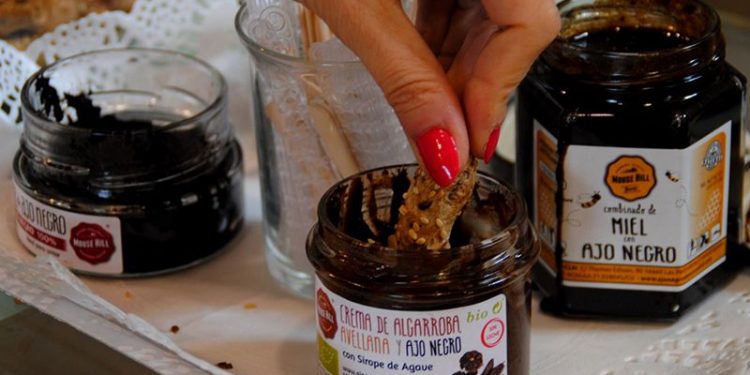 Las meriendas más sanas para los niños la crema que sabe a chocolate, pero lleva ajo negro y algarroba