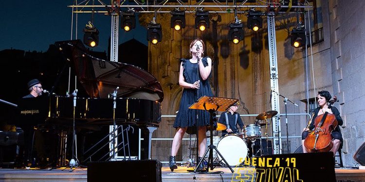 Marlango firma una obra de arte sobre el escenario de Estival Cuenca