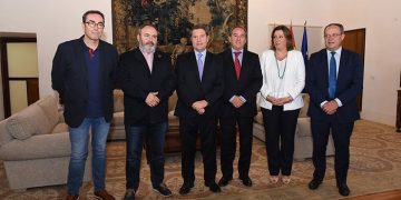 Page y los agentes económicos y sociales firman un pacto que pretende convertir a Castilla-La Mancha en la primera comunidad en paz social