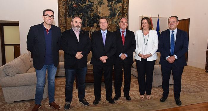 Page y los agentes económicos y sociales firman un pacto que pretende convertir a Castilla-La Mancha en la primera comunidad en paz social