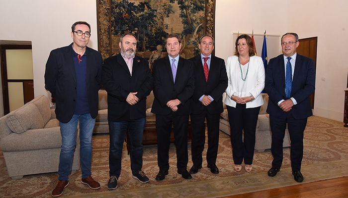 Page y los agentes económicos y sociales firman un pacto que pretende convertir a Castilla-La Mancha en la primera comunidad en paz social