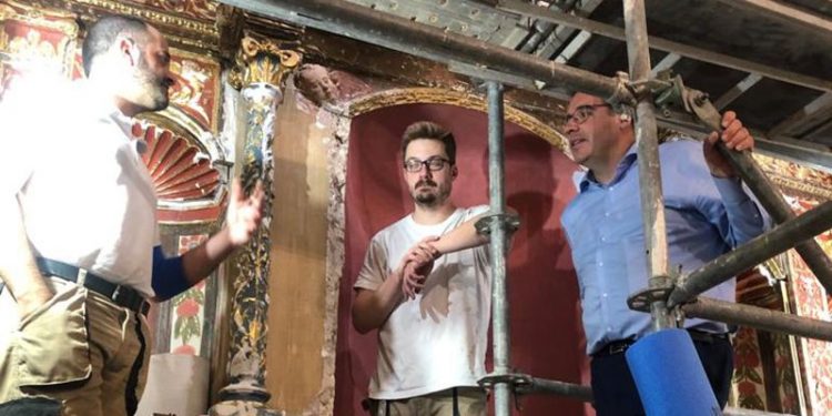 Prieto comprueba el inicio de los trabajos de restauración del retablo de la Concepción de Montalbanejo