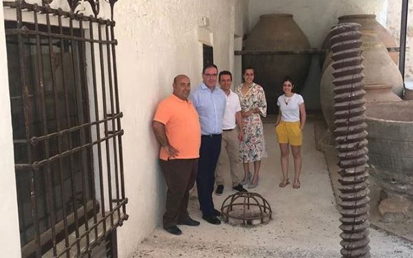 Prieto comprueba en Horcajo de Santiago el inicio de las obras del futuro Museo Etnográfico del Vítor