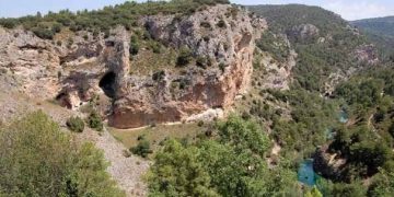 Rescatan a una joven tras sufrir un accidente tráfico que le ha dejado al borde de un precipicio en Villalba de la Sierra