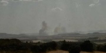 Seis medios y 21 personas luchan contra el fuego (otra vez) en Alcohujate