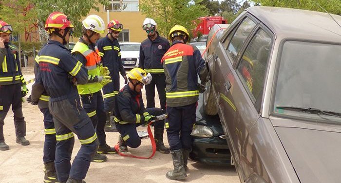 Una veintena de bomberos de Castilla-La Mancha se forman en un curso sobre técnicas de intervención en accidentes de tráfico