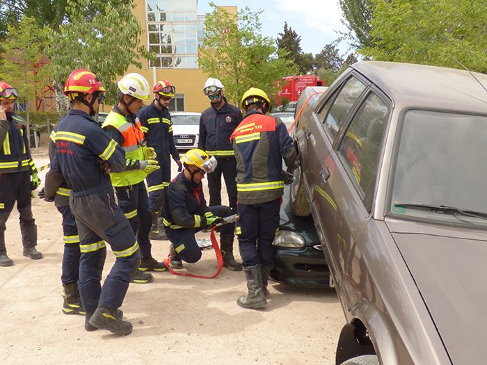 Una veintena de bomberos de Castilla-La Mancha se forman en un curso sobre técnicas de intervención en accidentes de tráfico