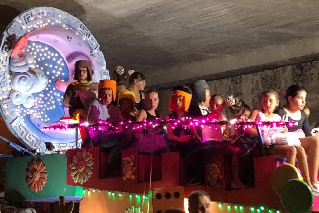 El Desfile de Carrozas de San Julián llena de alegría y color las calles de Cuenca