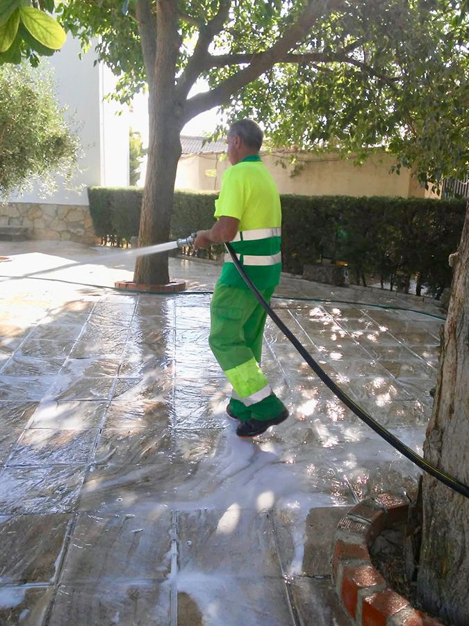 El Ayuntamiento de Tarancón y FCC realizan un plan especial de limpieza en Tarancón