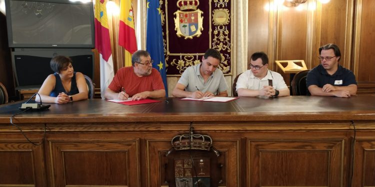 Diputación y ADOCU firman un convenio para conseguir la integración de personas Síndrome de Down