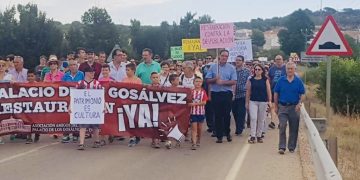 Prieto participa en la marcha reivindicativa que pide a la Diputación que no anule la inversión en el Palacio de los Gosálvez