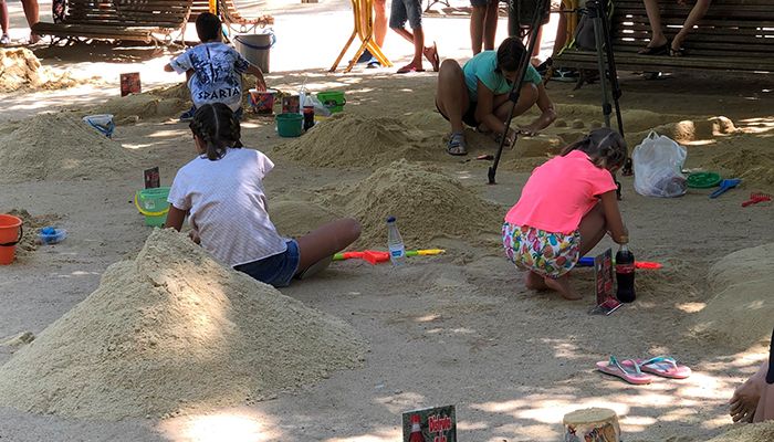 Gran afluencia de público en las actividades infantiles en el parque de Santa Ana