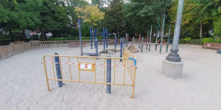Comienza el desmontaje del área infantil del Parque de San Julián